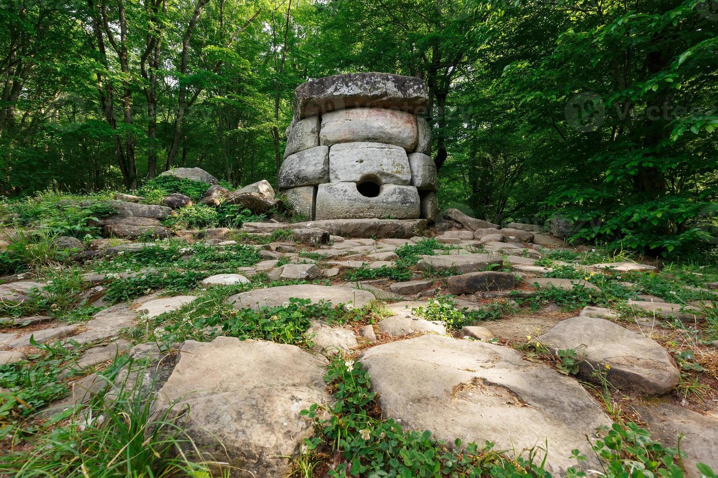 antiguo dolmen compuesto redondo en el valle del río jean, monumento de arqueología estructura megalítica. foto