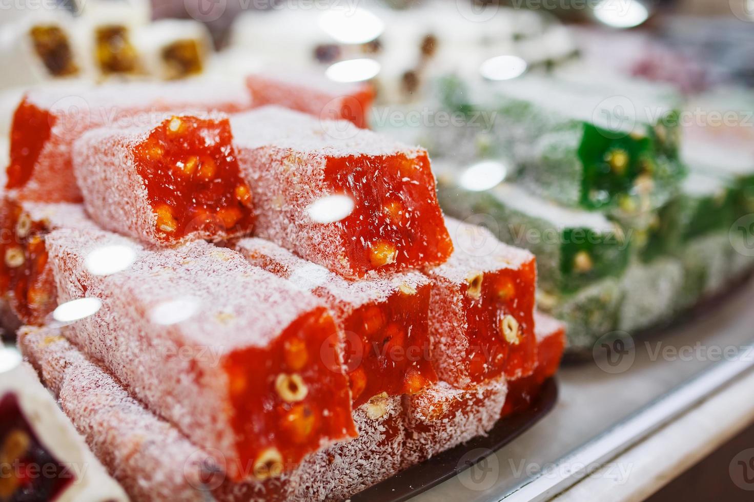 dulces orientales, confitería en el mostrador, sorbetes, dzhezerye, halva, delicias turcas baklava. foto