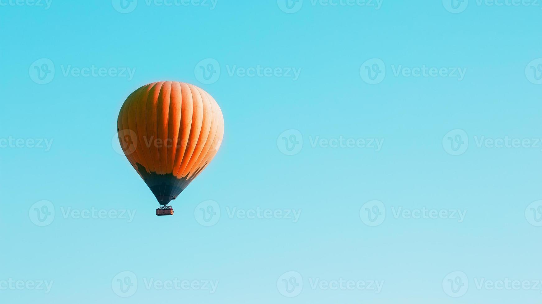 globo naranja se eleva contra el cielo azul foto