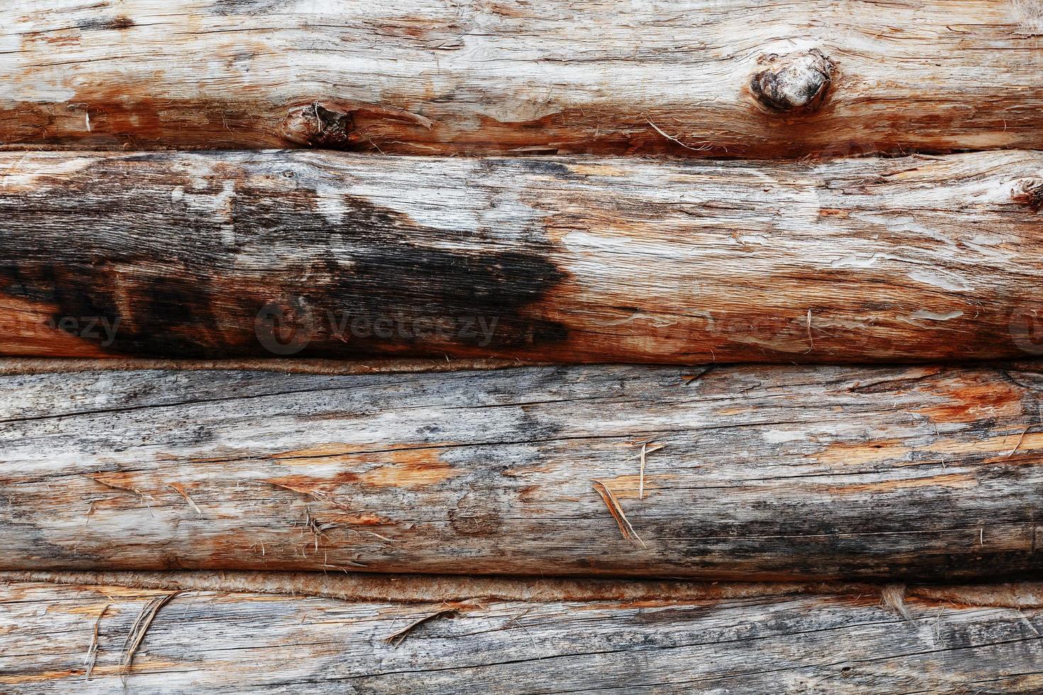 textura de fachada de madera de cabaña de troncos o fondo horizontal de madera rústica. pantalla completa foto