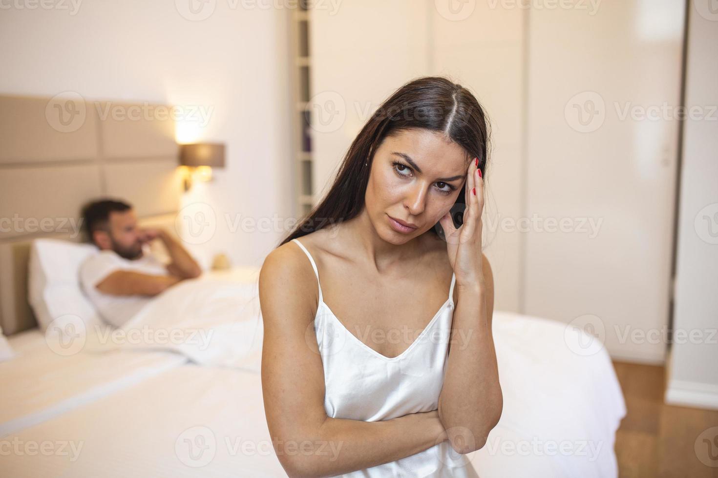 pareja peleando debido a los celos en la relación en el hogar, la pareja joven con problemas de relación parece deprimida y frustrada foto