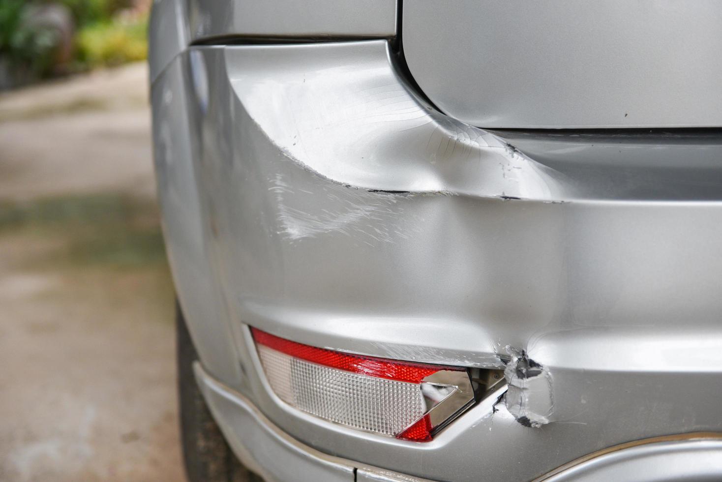 Concepto de accidente de coche - coche de accidente de luz trasera foto