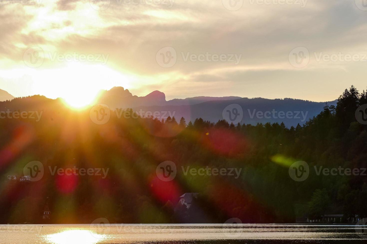 sol sobre las montañas foto