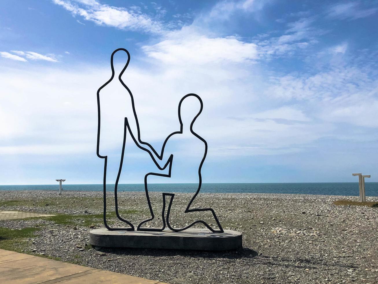 estatuas abstractas, pequeñas formas arquitectónicas de amantes, propuesta de matrimonio en el bulevar batumi primorsky o en la playa de batumi. georgia, batumi, 17 de abril de 2019 foto