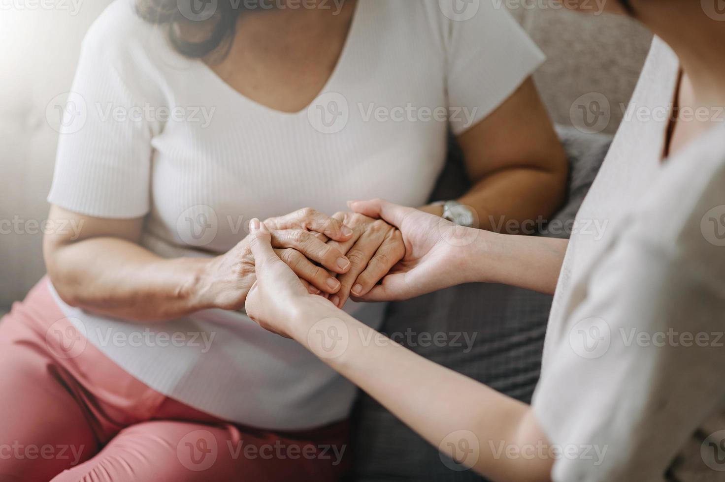 manos de la anciana y una mano de mujer foto