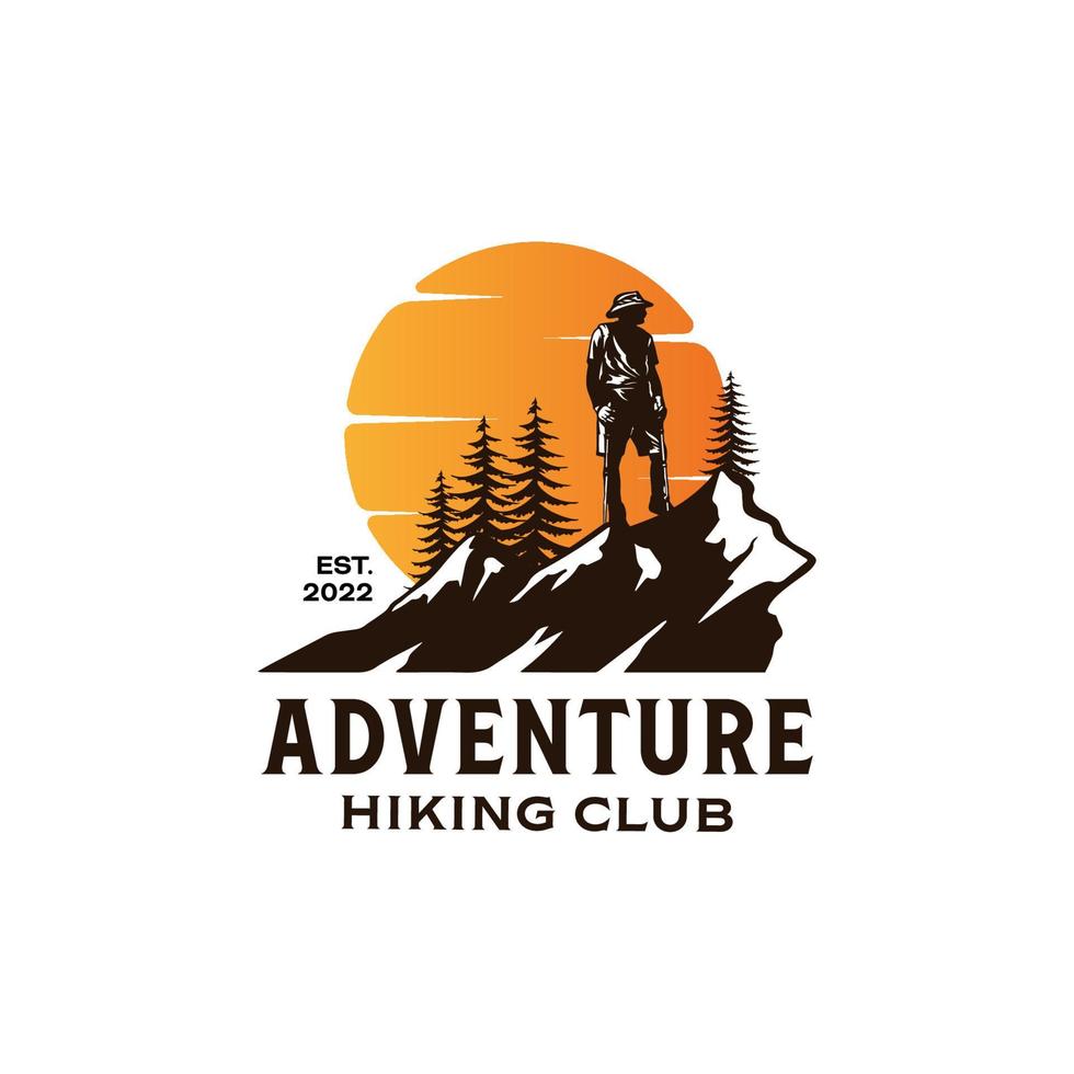 un hombre haciendo senderismo en el logo del pico de la montaña con fondo de puesta de sol. plantilla de diseño de logotipo de excursionistas de aventura vector