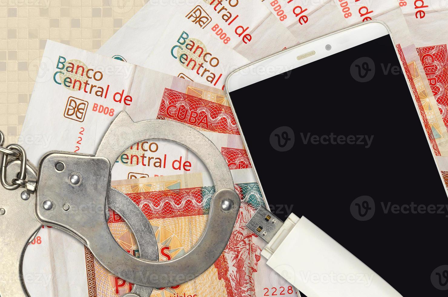 Billetes convertibles de 3 pesos cubanos y smartphone con esposas policiales. concepto de ataques de phishing de piratas informáticos, estafa ilegal o distribución blanda de malware foto