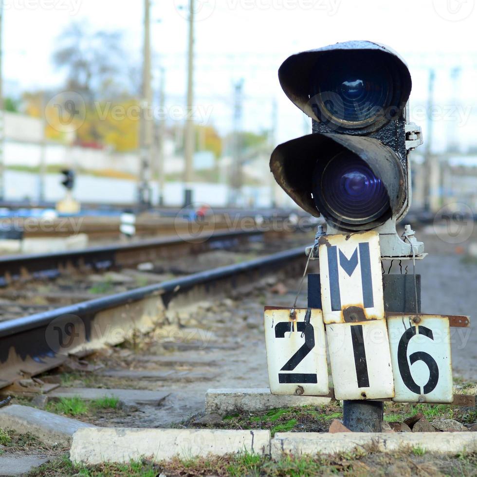 semáforo con luz azul ardiente. la intersección de las vías del tren foto