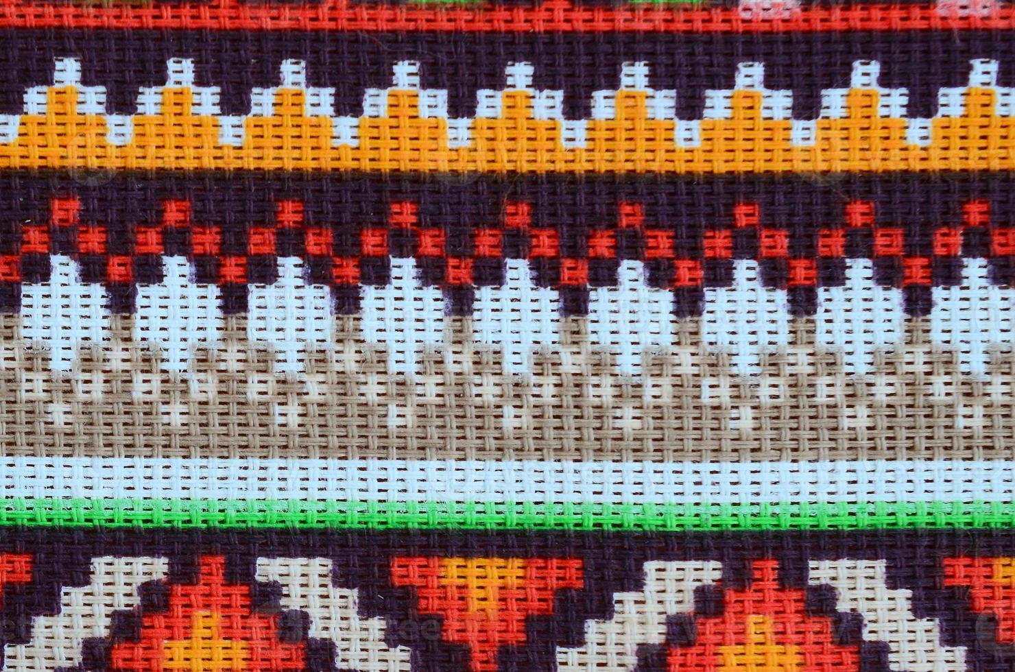 patrón de bordado de punto de arte popular tradicional ucraniano en tela textil foto