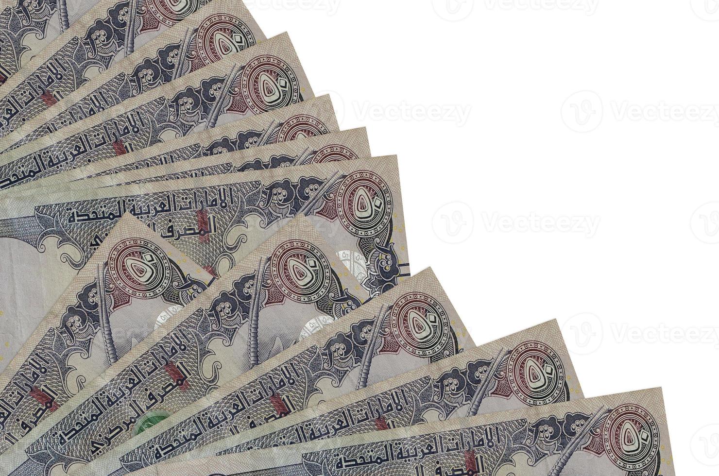 Los billetes de 50 dirhams de los Emiratos Árabes Unidos se encuentran aislados en fondo blanco con espacio de copia apilado en el ventilador de cerca foto