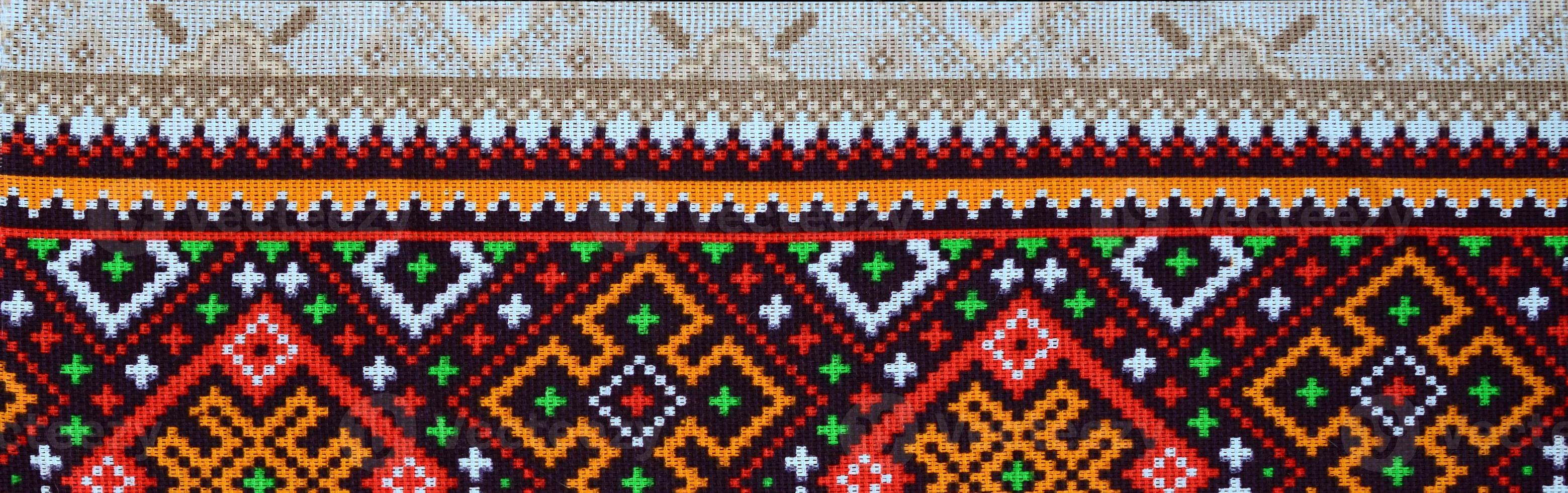 patrón de bordado de punto de arte popular tradicional ucraniano en tela textil foto