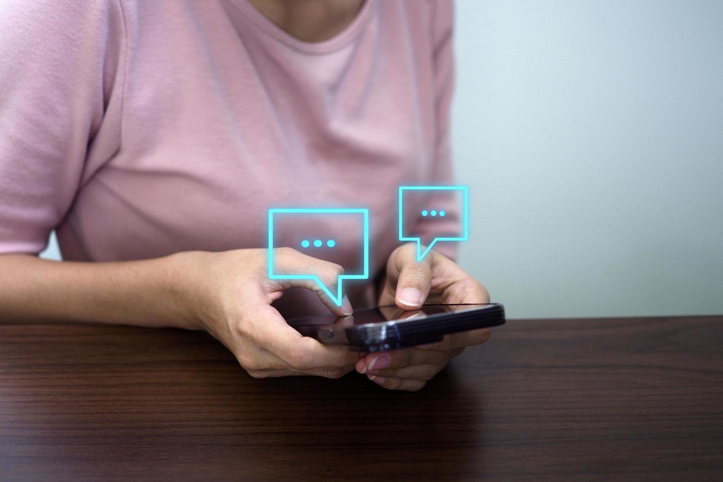 mano femenina escribiendo en un teléfono inteligente móvil, chat en vivo en la aplicación de comunicación web y el concepto de redes sociales. foto