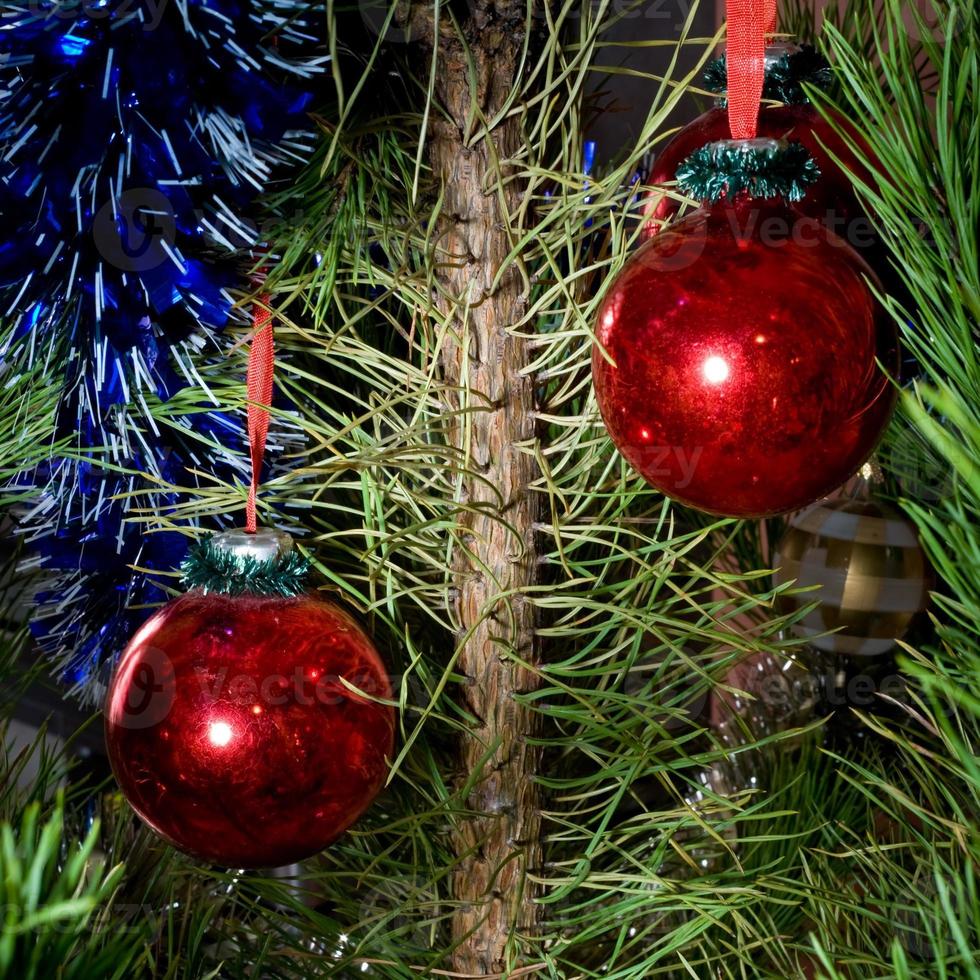 bolas de cristal rojas como adornos para el árbol de navidad foto