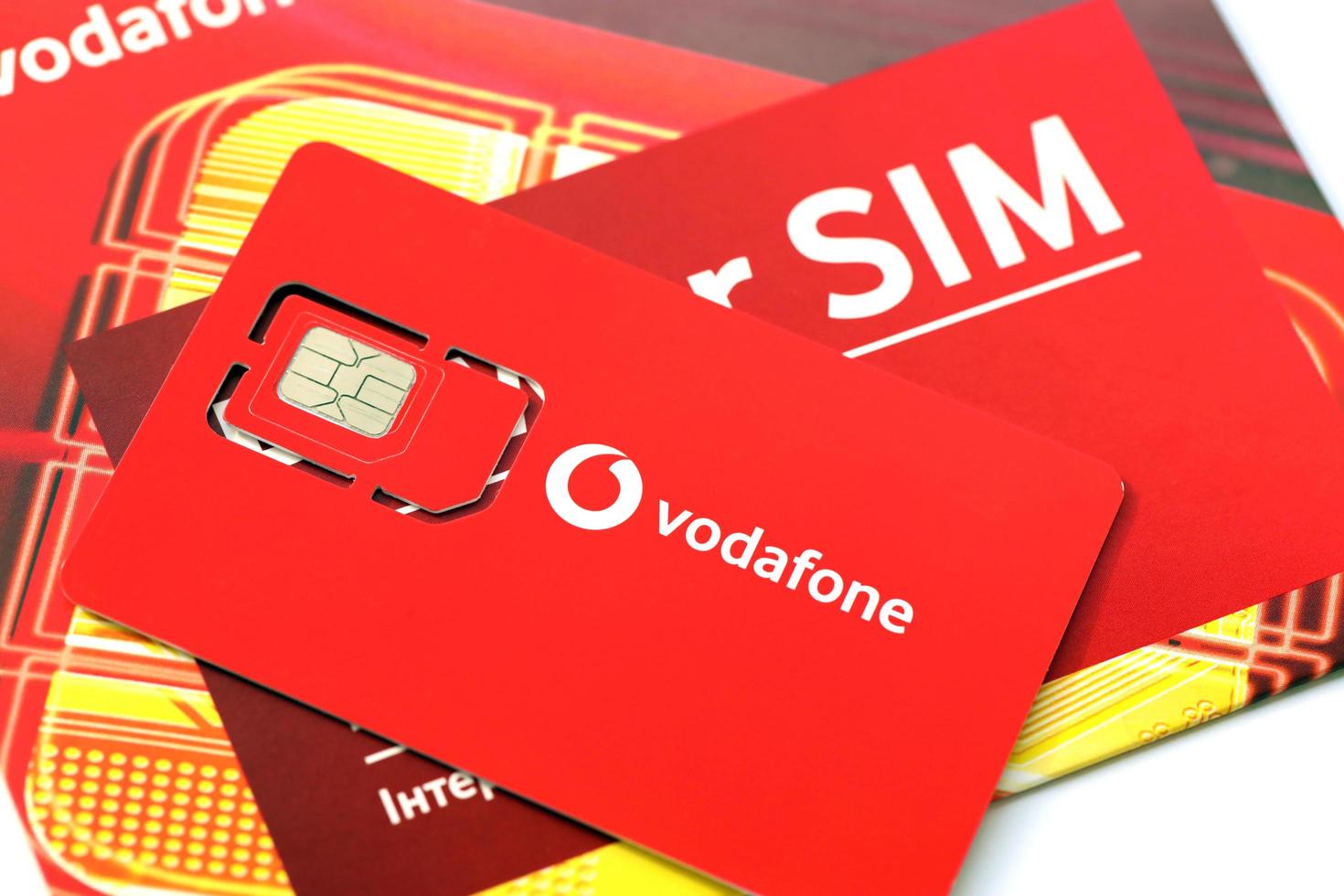 ternopil, ucrania - 5 de julio de 2022 tarjeta móvil vodafone power sim de vodafone group plc - multinacional británica de telecomunicaciones que opera redes en 22 países foto