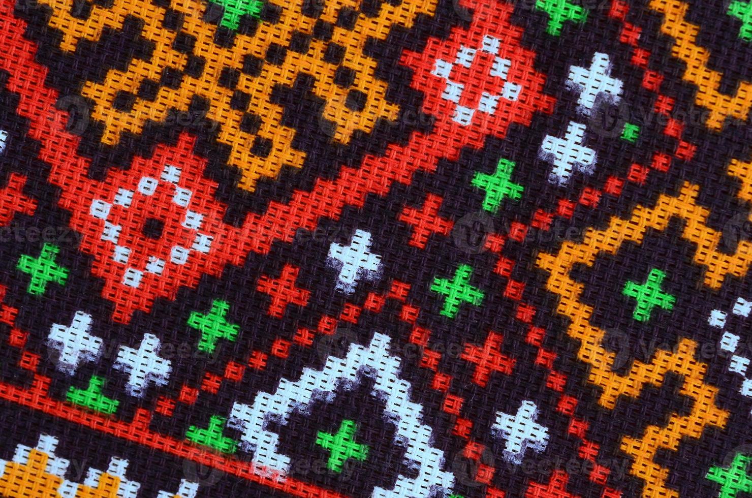 patrón de bordado de punto de arte popular tradicional ucraniano en tela textil foto