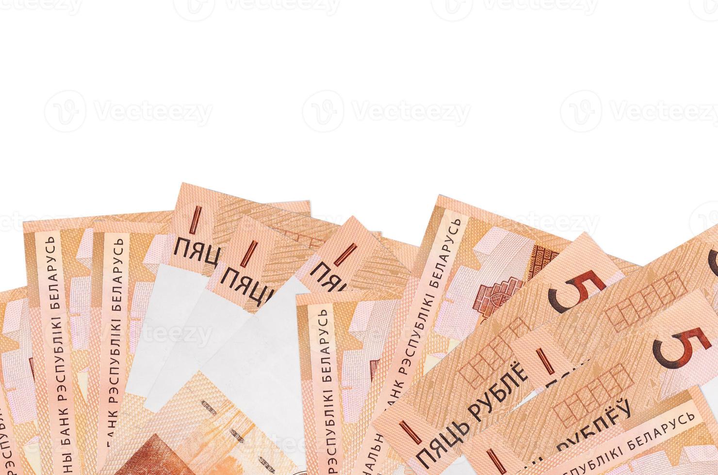 Los billetes de 5 rublos bielorrusos se encuentran en la parte inferior de la pantalla aislados en fondo blanco con espacio de copia. plantilla de banner de fondo foto