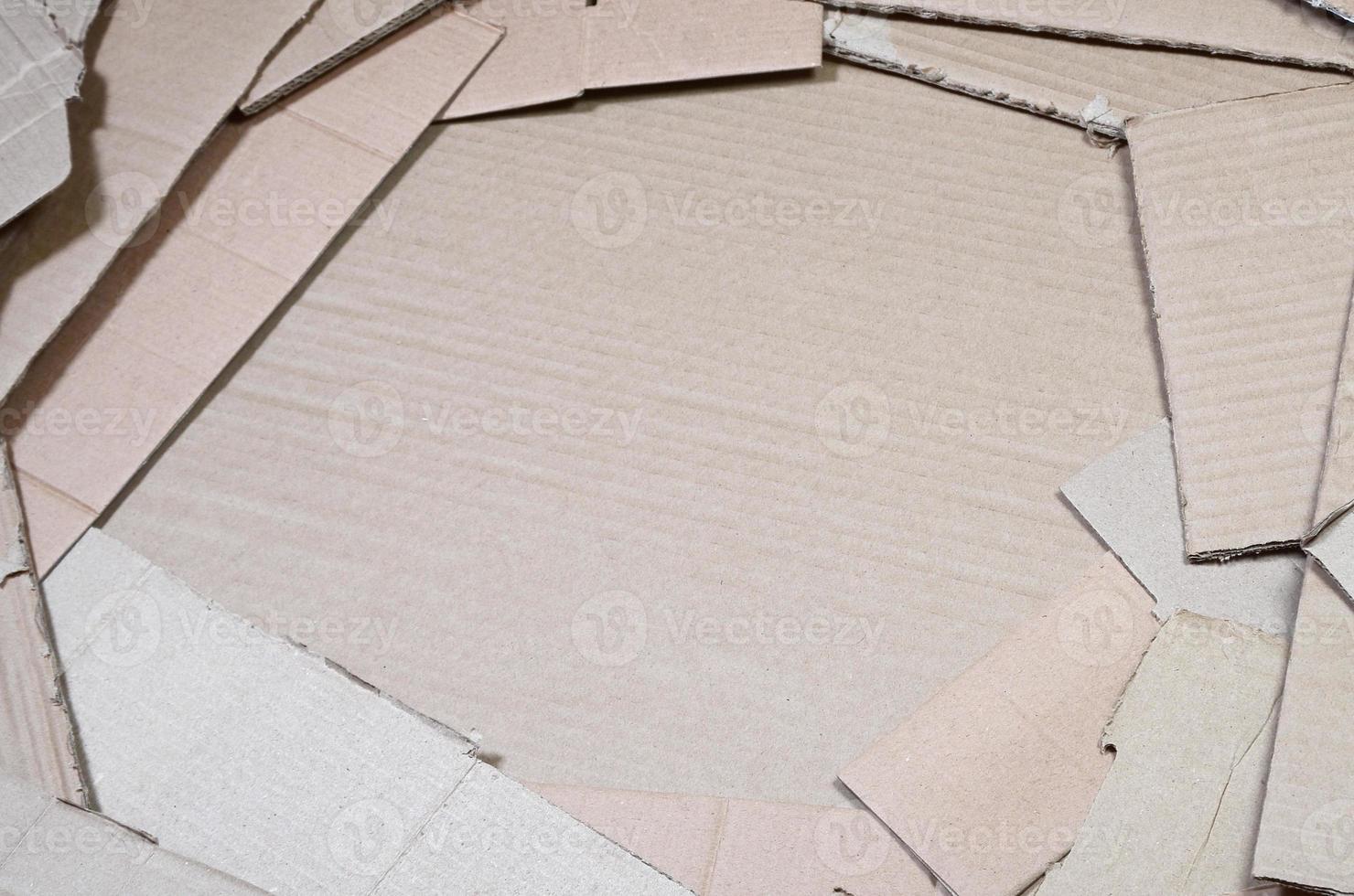 imagen de fondo con mucho papel cartón beige, que se utiliza para hacer cajas para el transporte de electrodomésticos y paquetes postales. textura de cartón foto