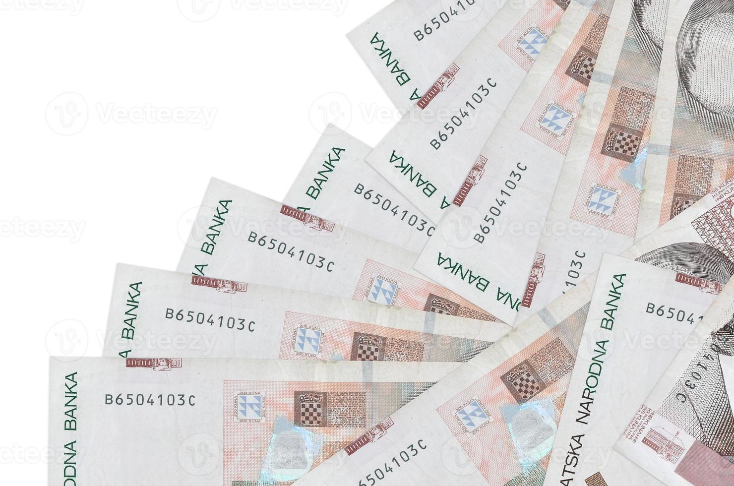 Los billetes de 200 kunas croatas se encuentran en diferente orden aislados en blanco. concepto de banca local o hacer dinero foto