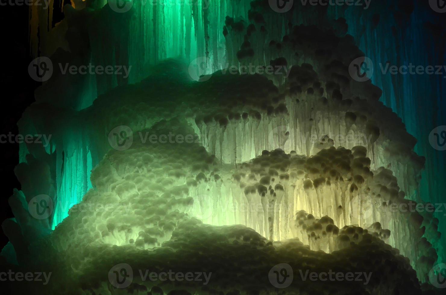 grandes bloques de hielo cascada congelada o fondo de caverna foto