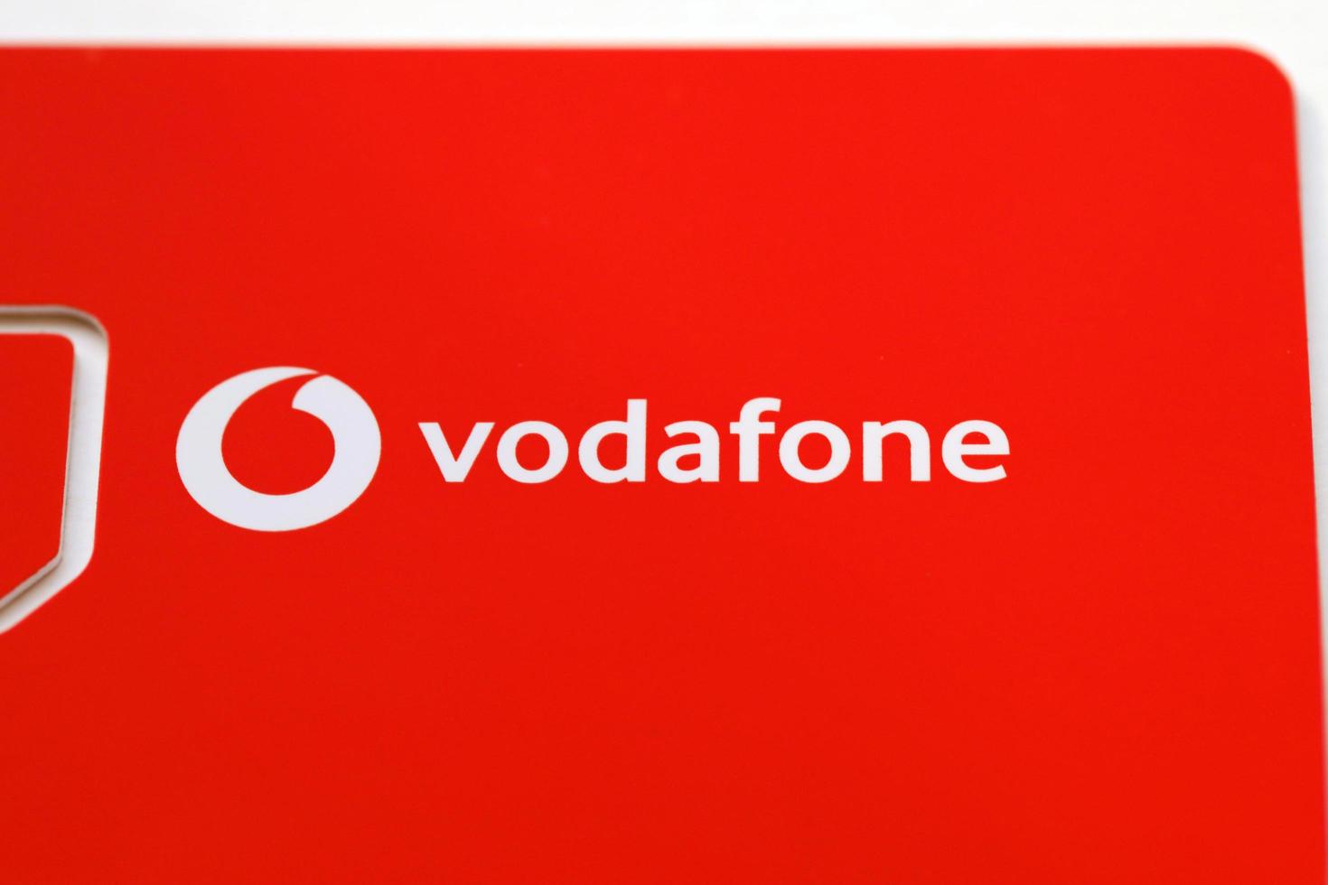 ternopil, ucrania - 5 de julio de 2022 tarjeta móvil vodafone power sim de vodafone group plc - multinacional británica de telecomunicaciones que opera redes en 22 países foto