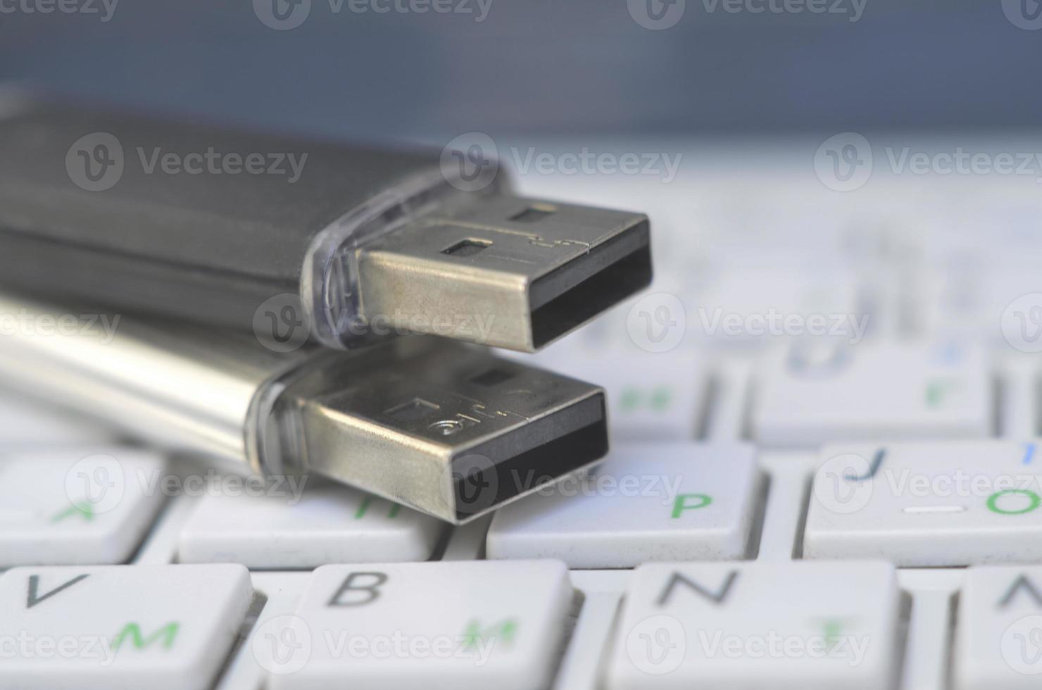 tarjeta de memoria flash usb en teclado blanco foto