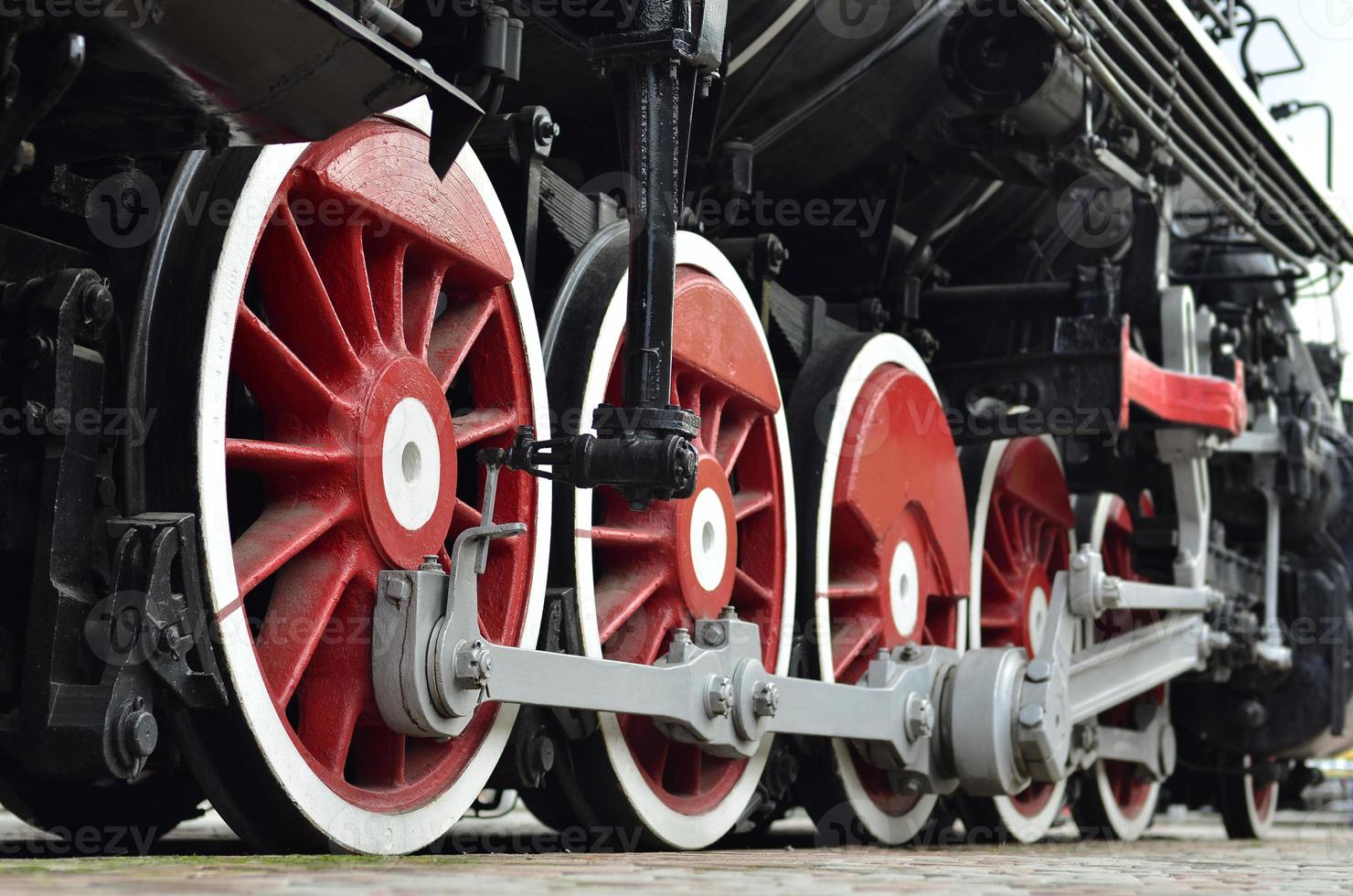 ruedas rojas del tren de vapor foto
