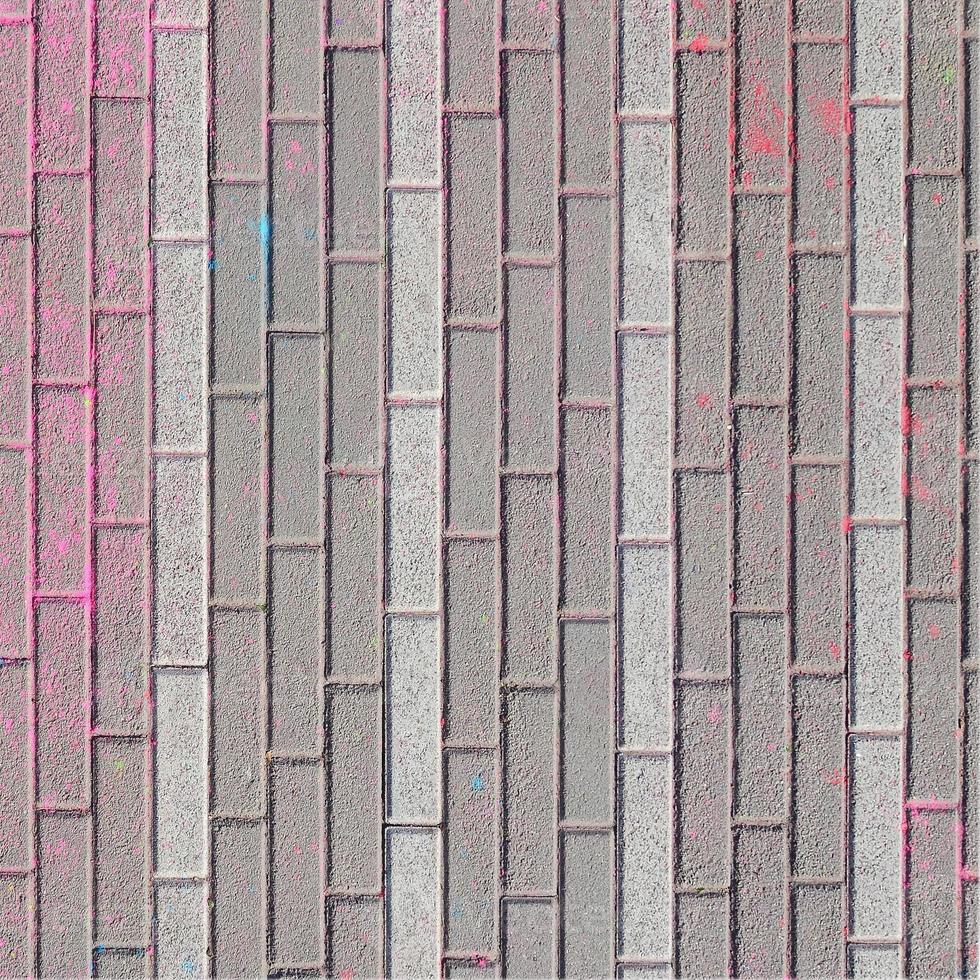 losas de pavimentación multicolores, recubiertas de polvo con colores secos en el festival holi foto