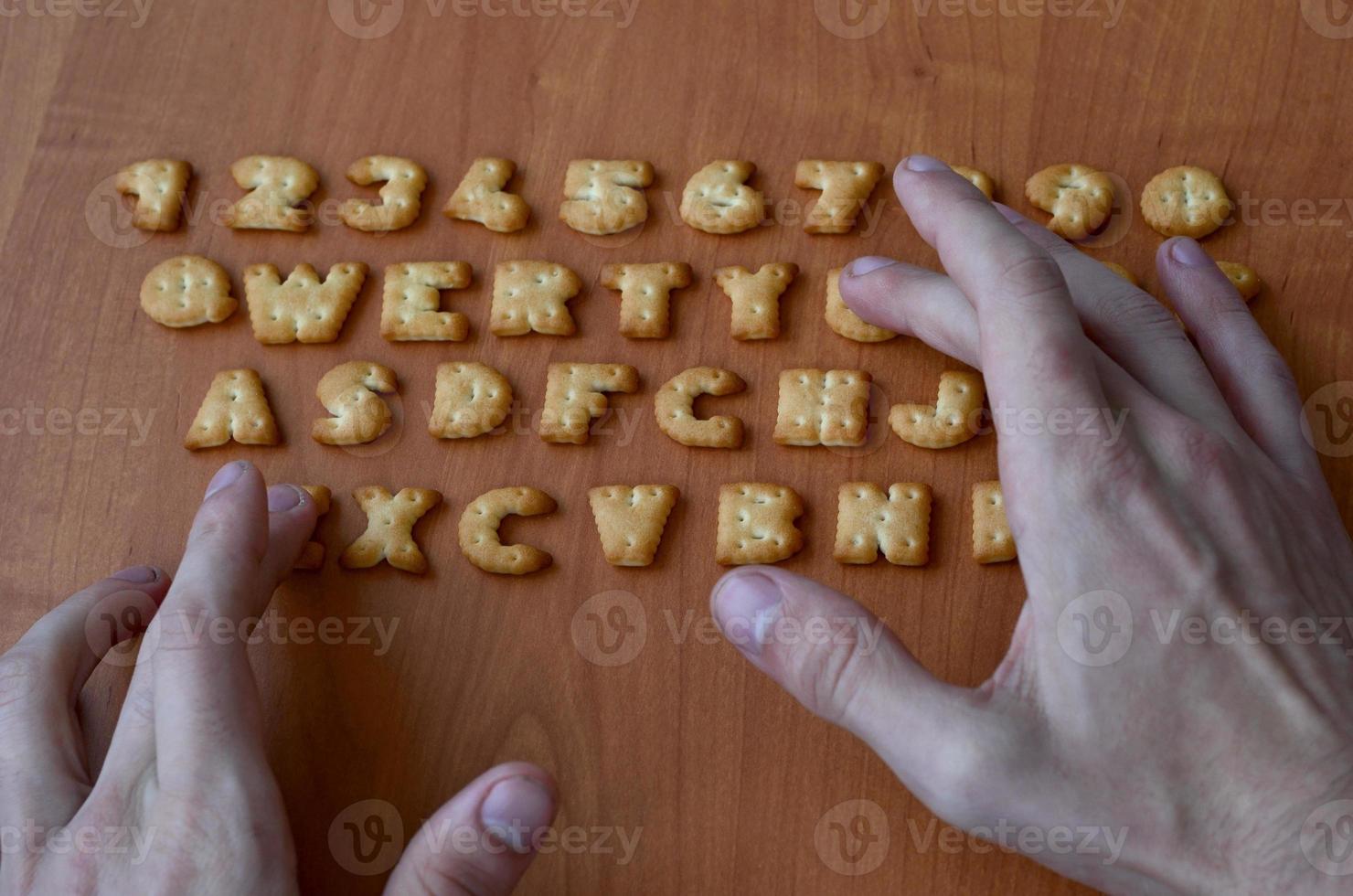 manos en los botones del teclado cracker foto