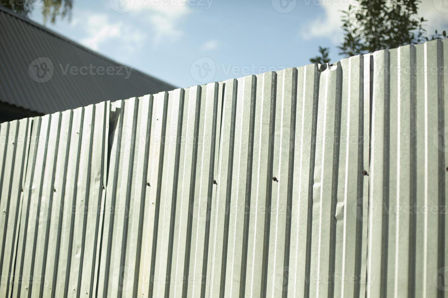 valla de acero en detalle. Valla de perfil metálico. Material duradero para proteger contra miradas indiscretas. foto