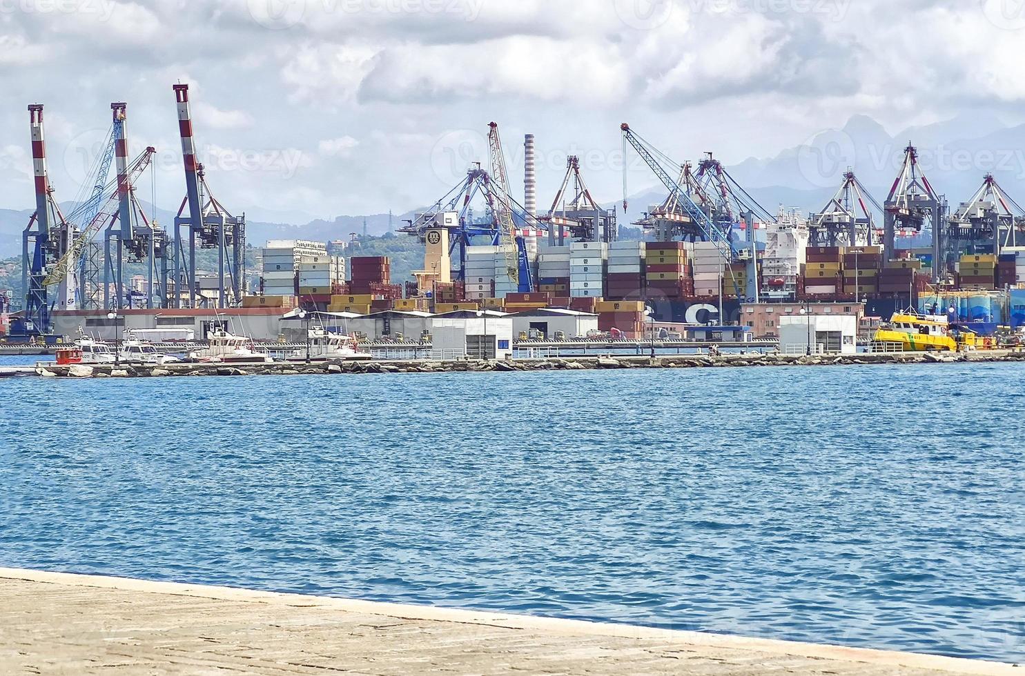 contenedores y grúas para maquinaria de carga se pueden ver en el paisaje industrial de la ciudad portuaria italiana de la spezia. foto
