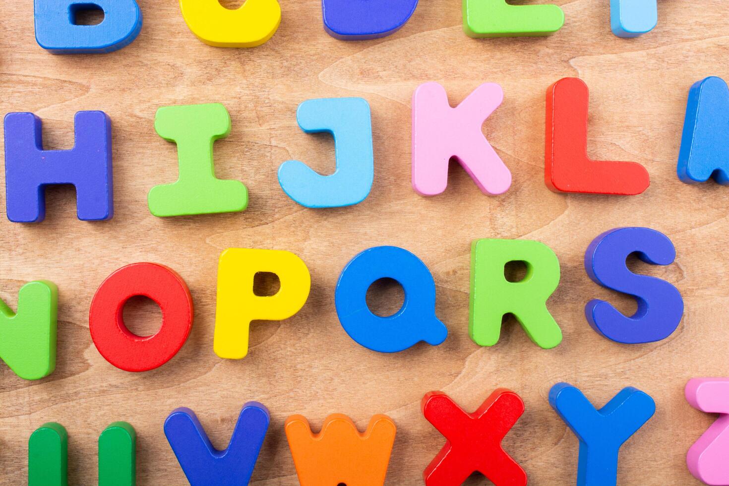 letras de colores hechas de madera 14510204 Foto de stock en Vecteezy