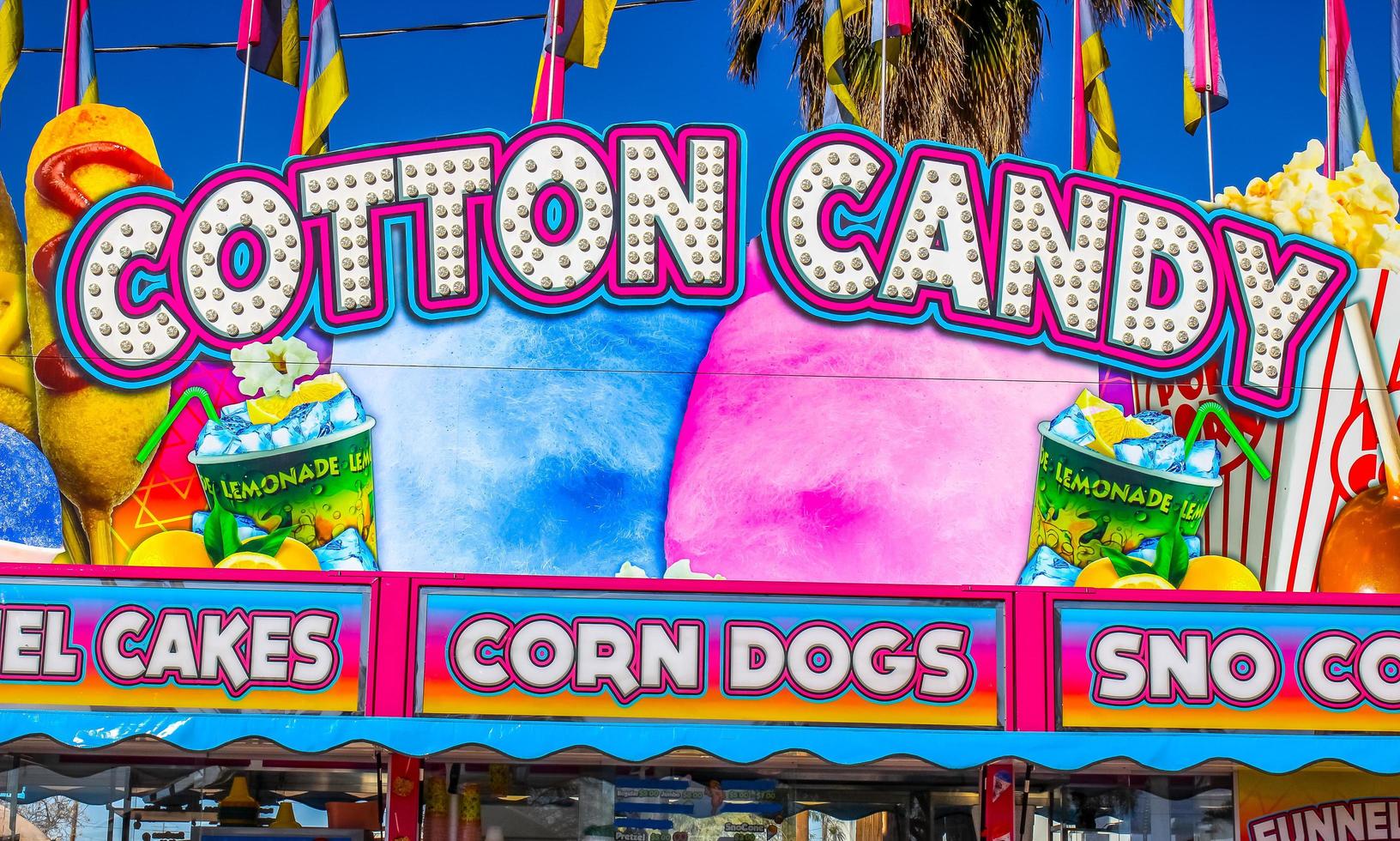 cartel de puesto de comida en la pequeña feria del condado foto