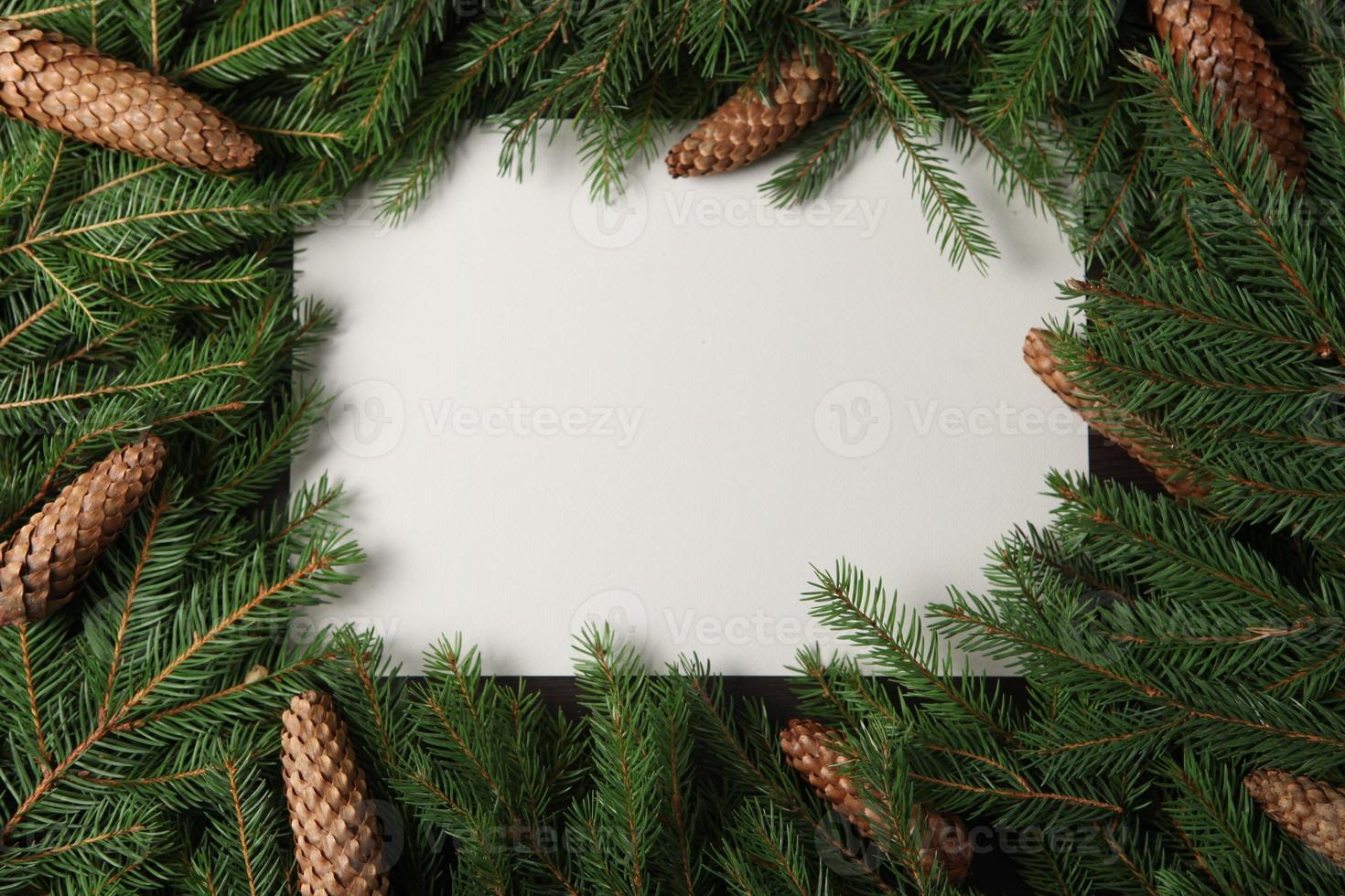 fondo de nochevieja con rama de abeto y conos. composición de vacaciones de navidad y año nuevo de ramas de pino. feliz año nuevo 2023 foto