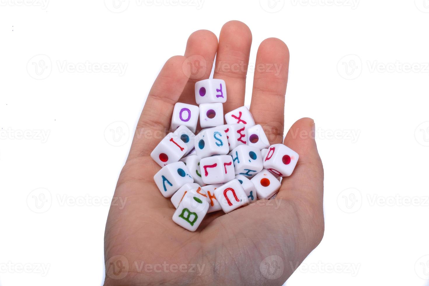 coloridos cubos de letras del alfabeto en la mano foto