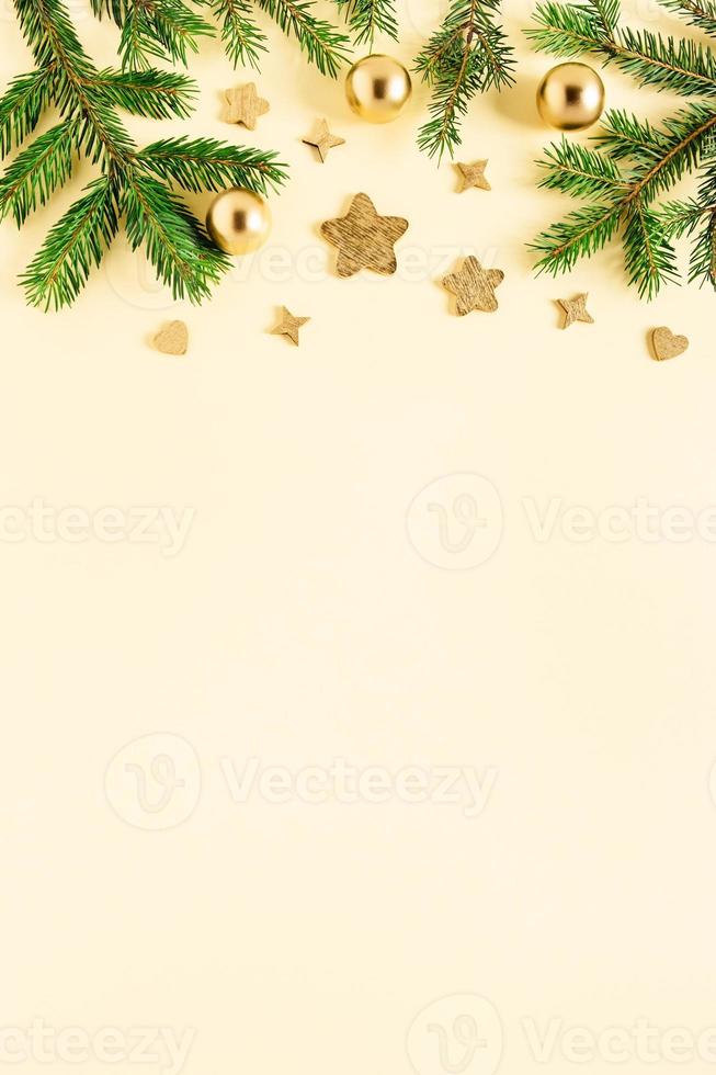 Fondo de Navidad con adornos navideños y estrellas doradas. foto