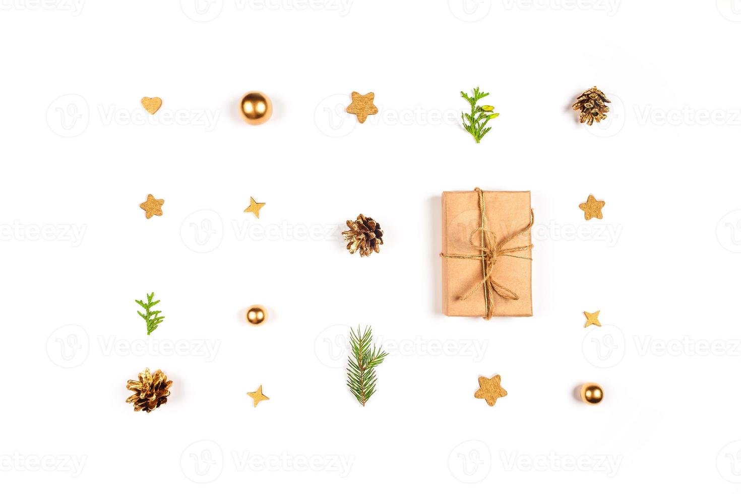 tarjeta de Navidad. fondo de navidad con regalo, piñas, ramas, juguetes de oro. foto