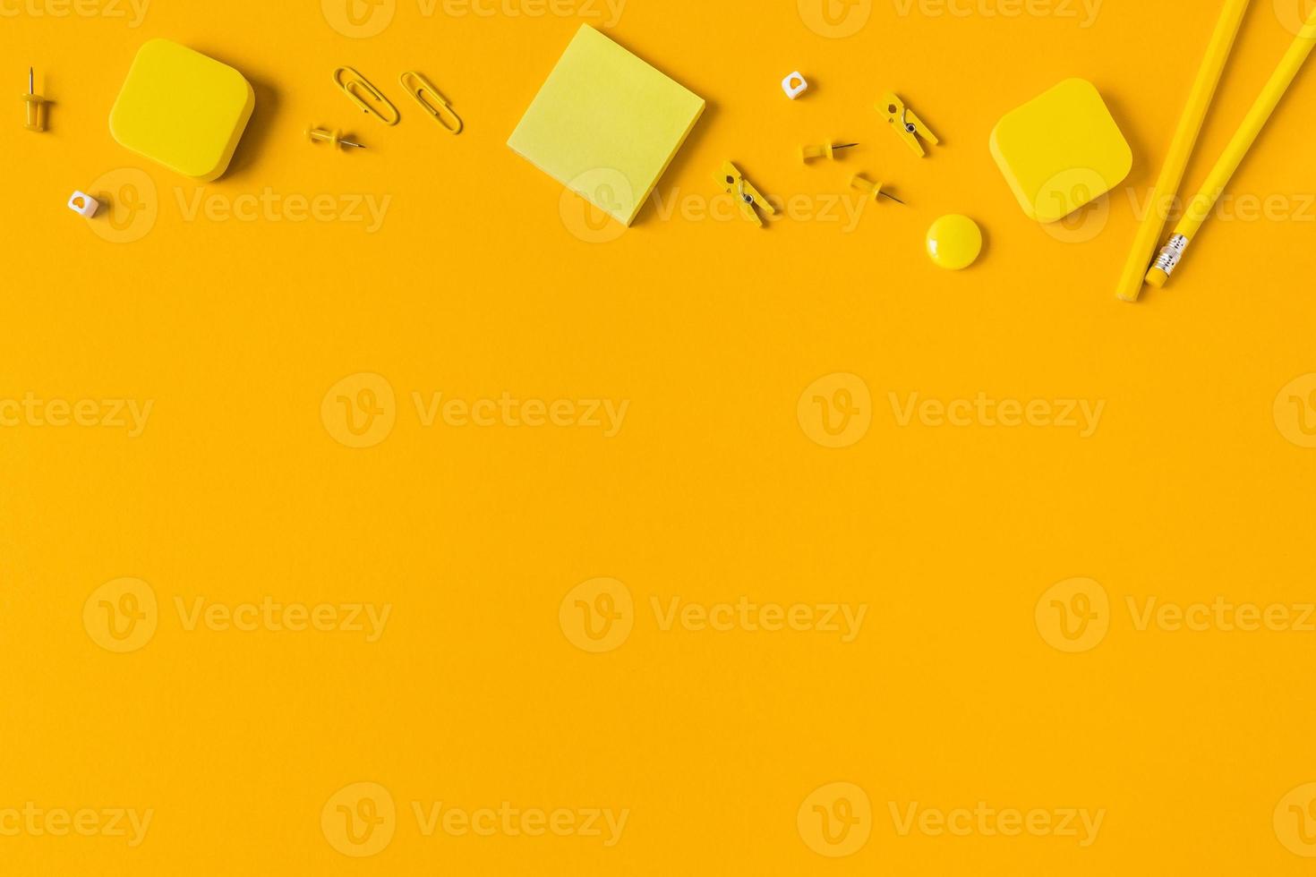 accesorios escolares sobre un fondo amarillo. foto