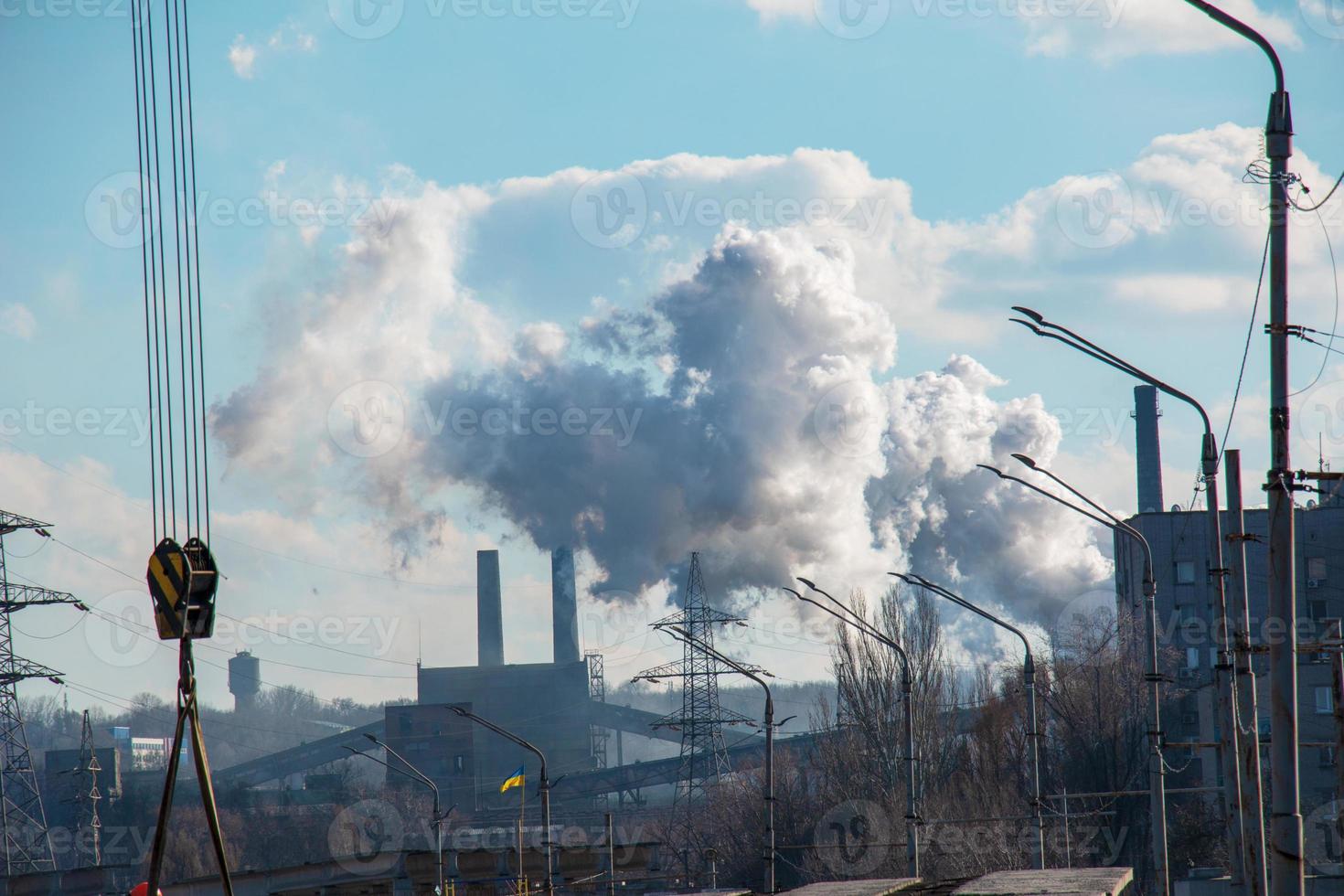 mal ambiente en la ciudad. desastre ambiental. emisiones nocivas al medio ambiente. humo y smog. contaminación de la atmósfera por la fábrica. foto
