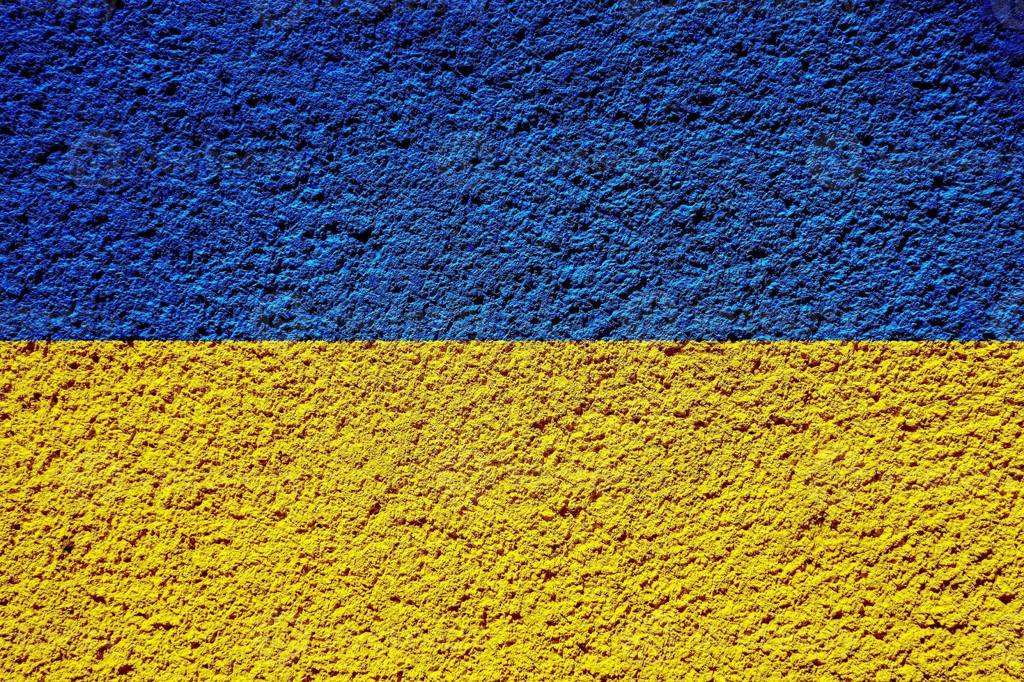 bandera de ucrania sobre un fondo texturizado. collage conceptual. foto