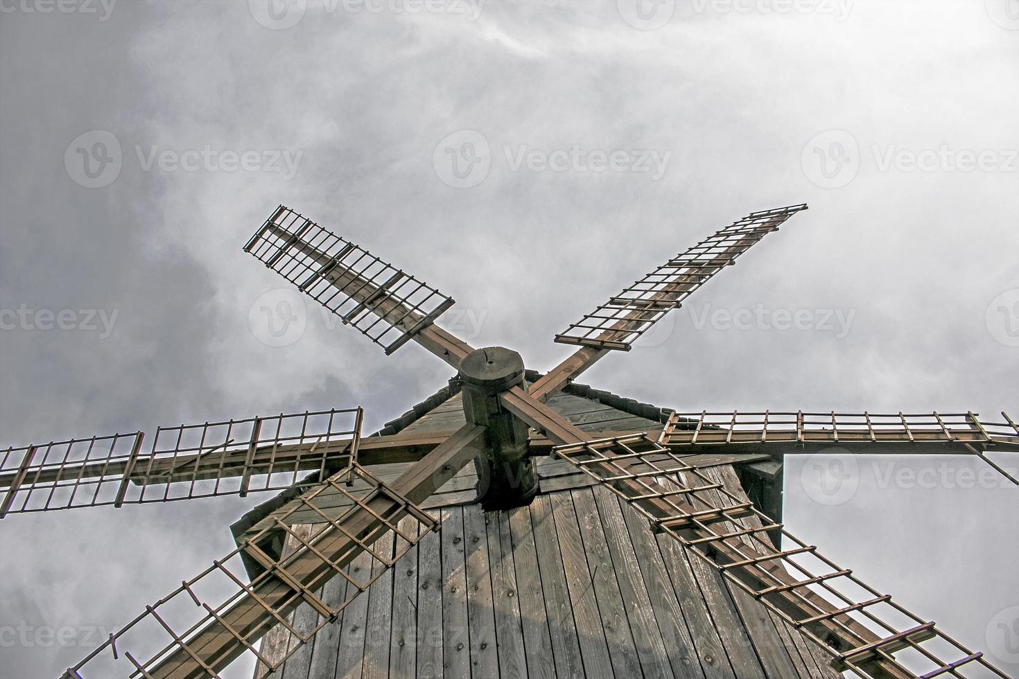 antiguo molino de madera. molino medieval. construccion de madera foto