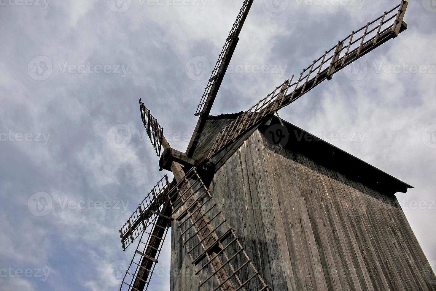 antiguo molino de madera. molino medieval. construccion de madera foto