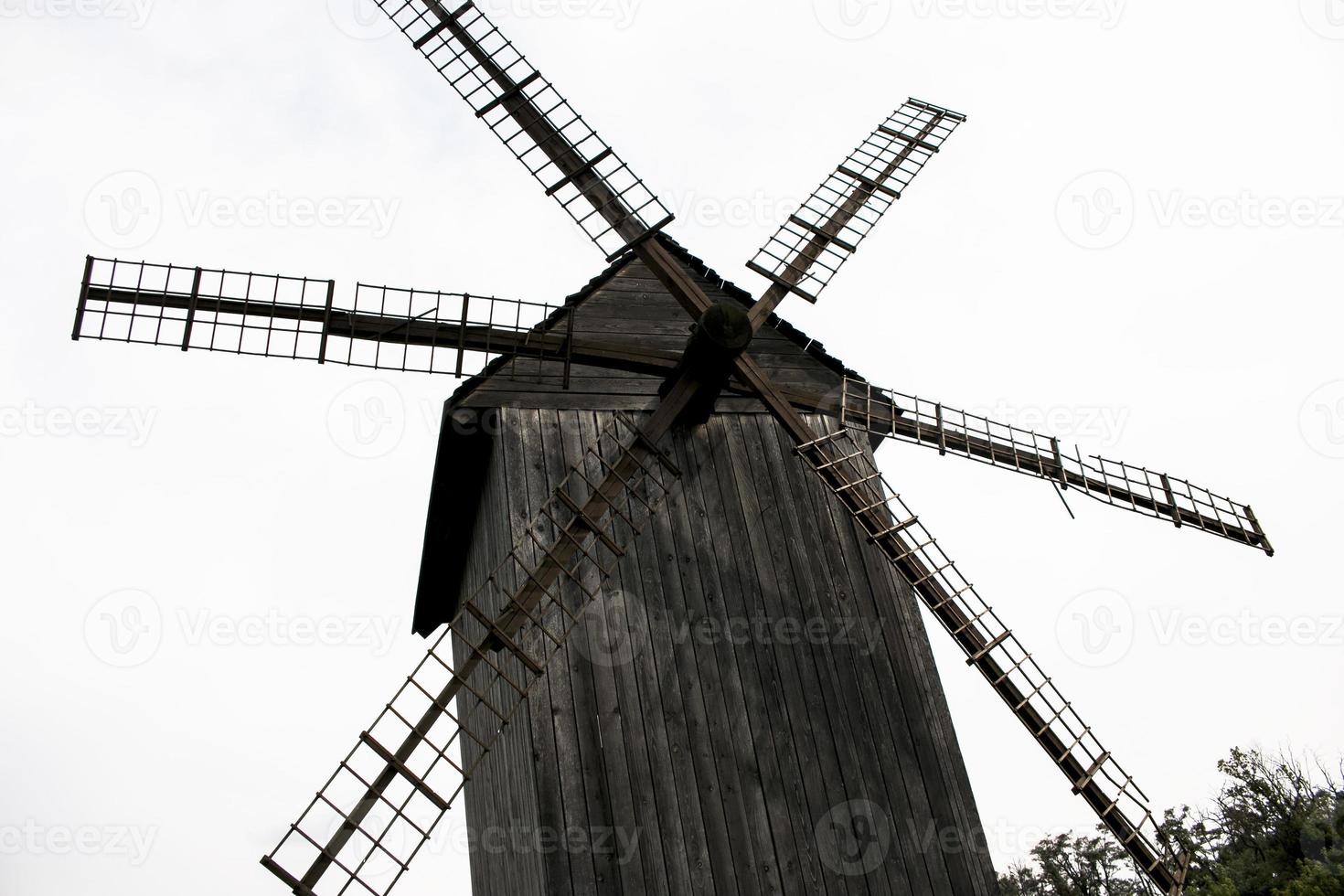 antiguo molino de madera. molino medieval. construccion de madera foto