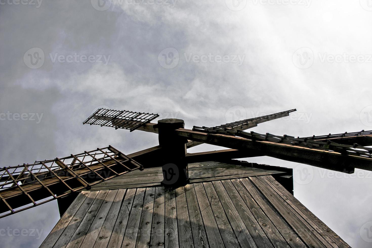 antiguo molino de madera. molino medieval. construccion de madera foto