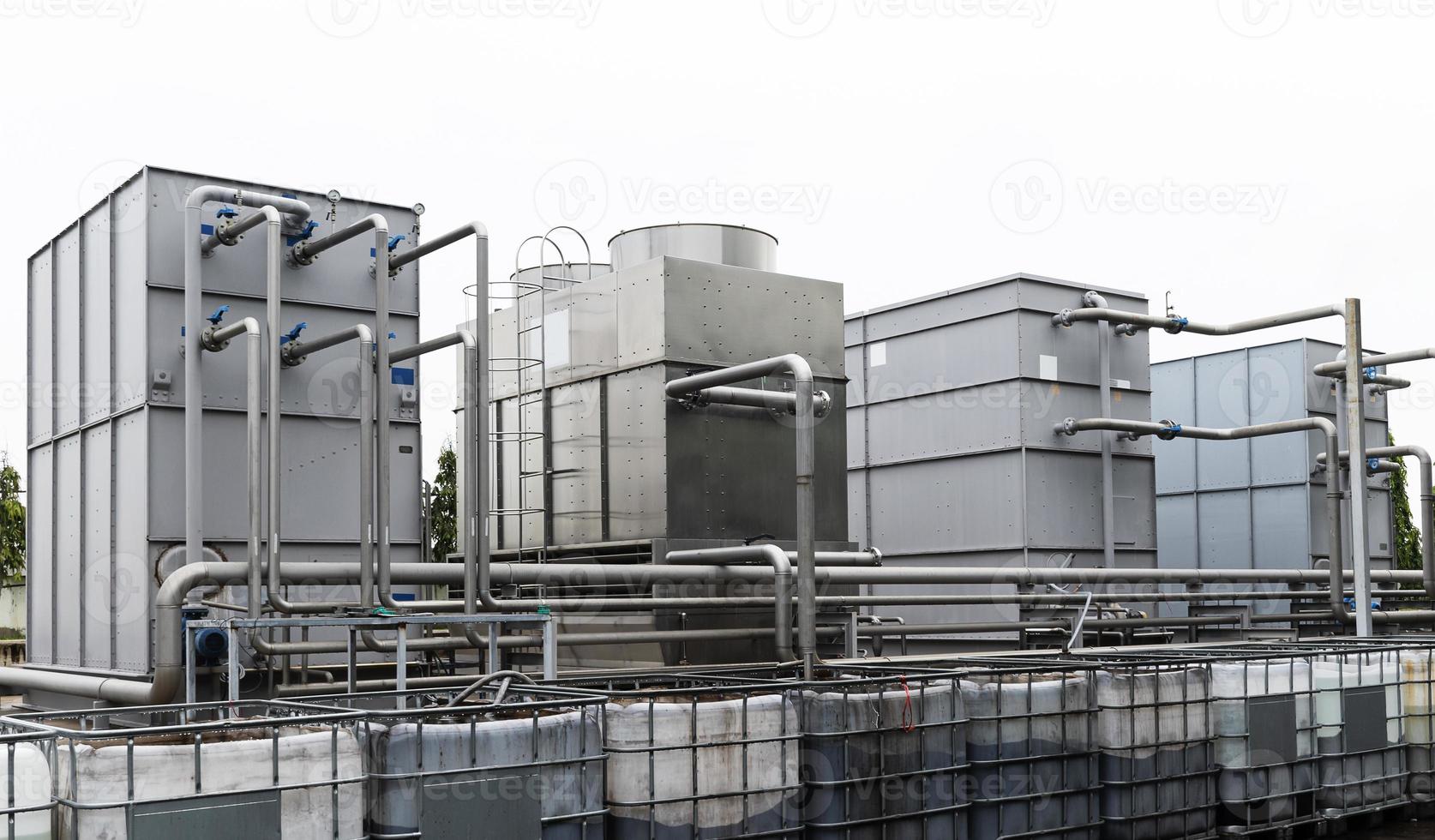 torre de agua de refrigeración en planta industrial foto