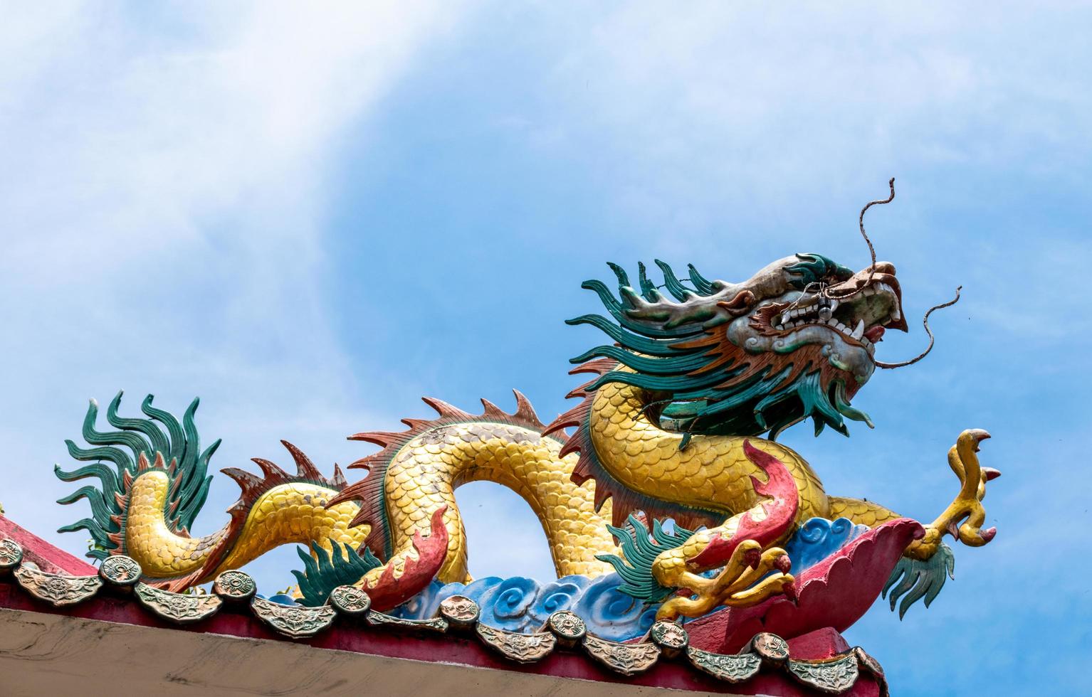 dragón doble en el techo del templo chino foto