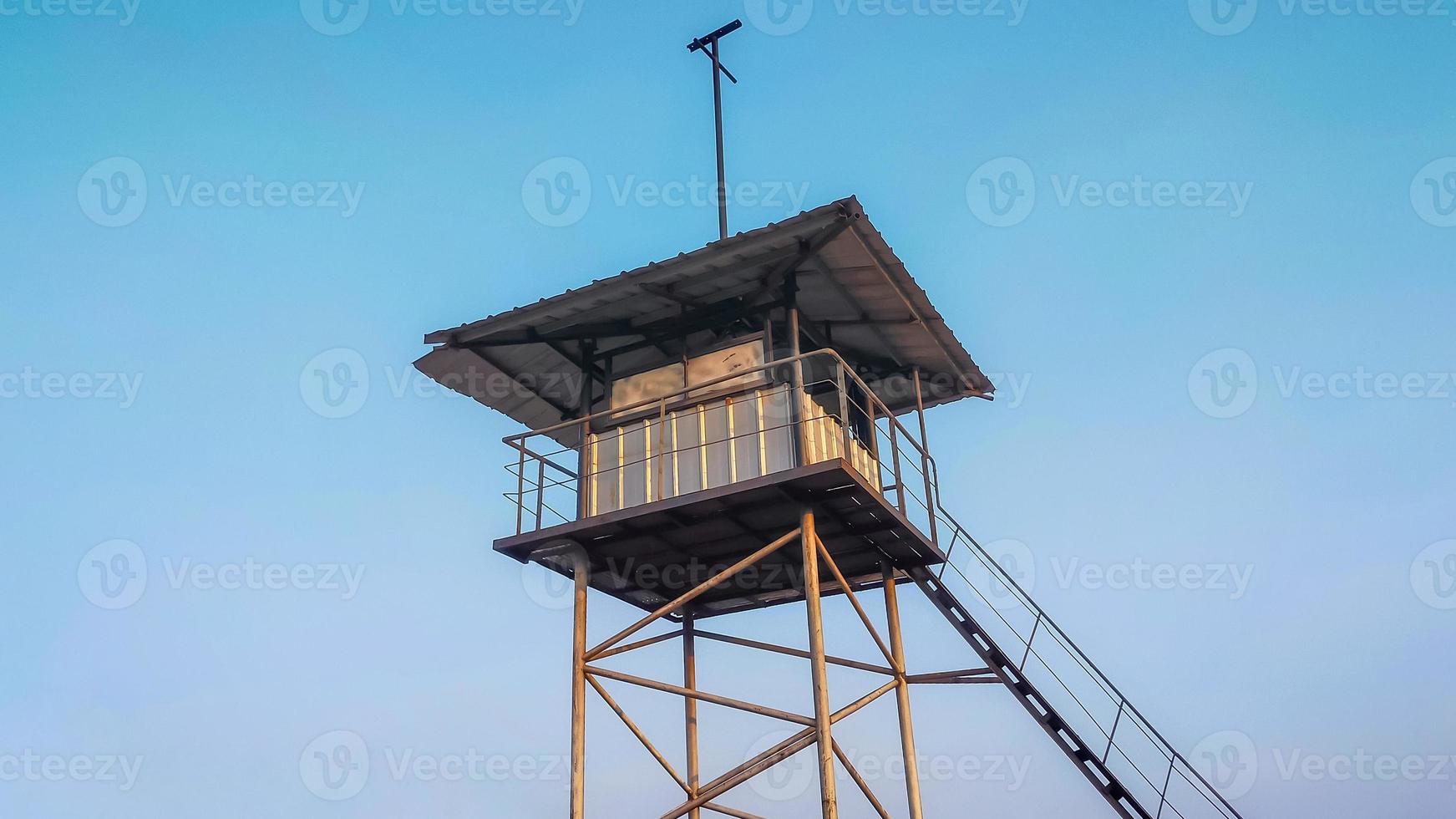 El puesto de guardia o la torre de guardia se utilizan para la vigilancia fronteriza de acero de aspecto rústico con cielo azul. foto