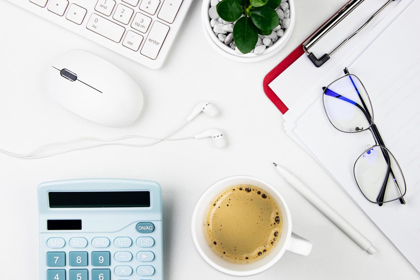 vista superior de la mesa blanca moderna. teclado de computadora de esquina de trabajo vintage. concepto de espacio de trabajo del centro de llamadas, servicio al cliente, reunión en línea, área de diseño empresarial de estilo de gestión del espacio de trabajo foto