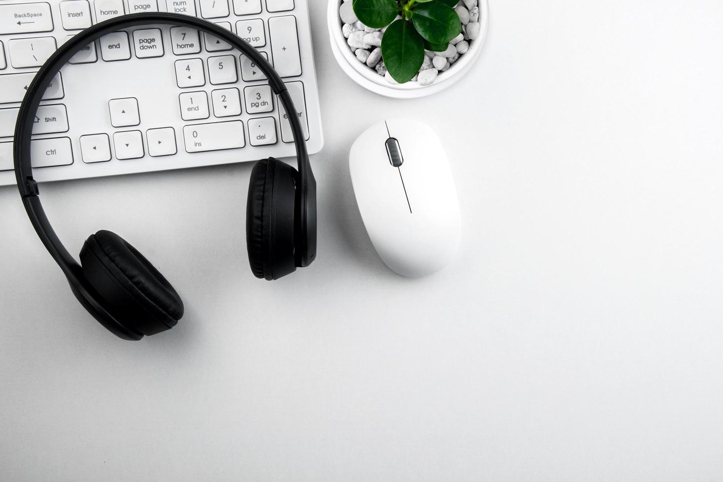 vista superior de la mesa blanca moderna. teclado de computadora de esquina de trabajo vintage. concepto de espacio de trabajo del centro de llamadas, servicio al cliente, reunión en línea, área de diseño empresarial de estilo de gestión del espacio de trabajo foto