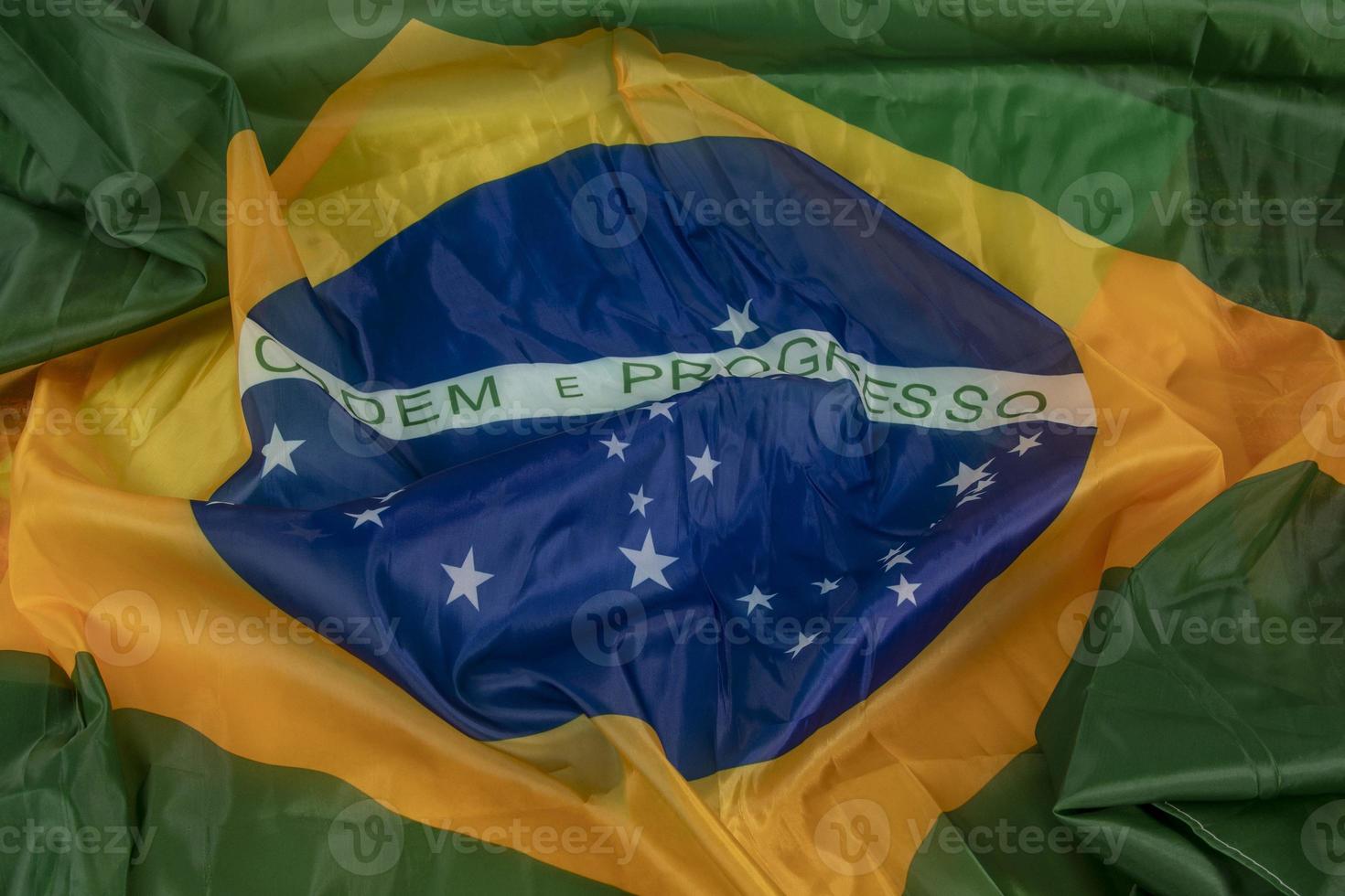 bandera de brasil en una ola como el viento y llenando el marco foto