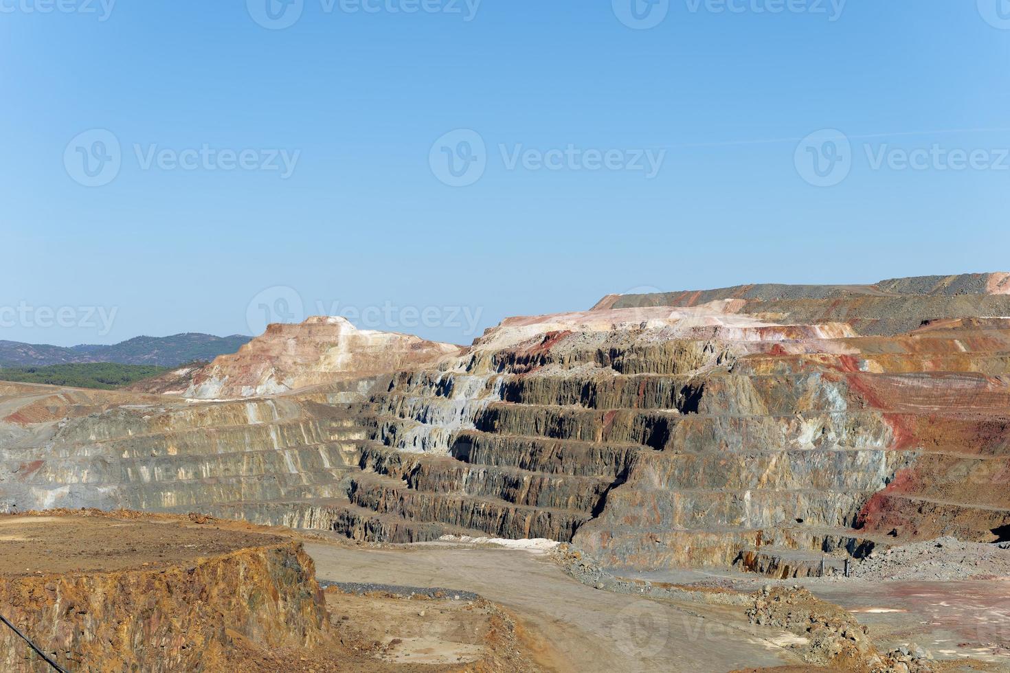 vista aérea de drones de la actividad minera en minas de riotinto en españa. paisaje de apocalipsis. extracción. pueblo minero en andalucia. destrucción de la tierra. perturbación de la naturaleza. foto